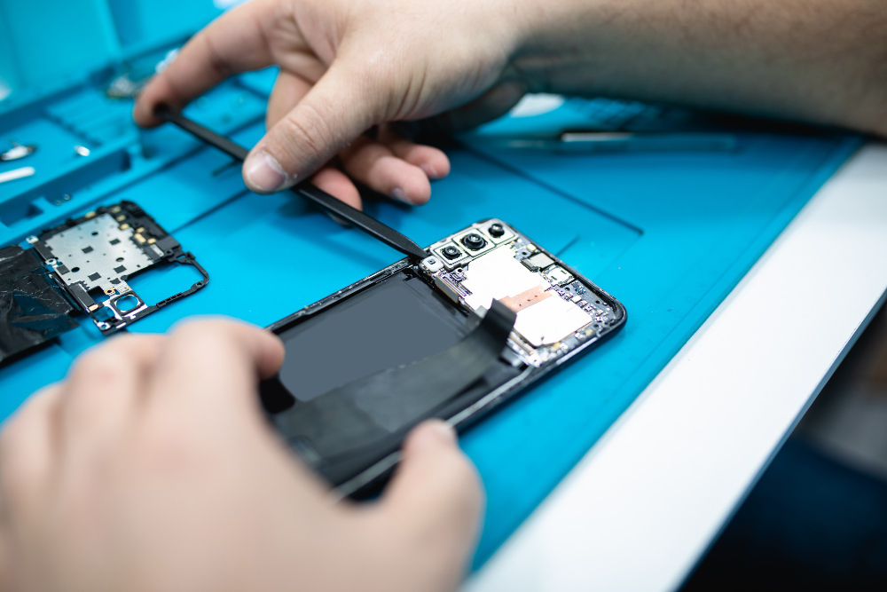 Authorised Apple Service Center vs. Third-Party Repair: What Every Mumbai iPhone User Should Know